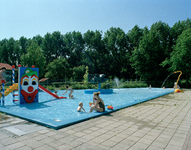 823852 Gezicht op het kinderbassin met speeltoestellen en een kunstwerk op Aquacenter Den Hommel (Kennedylaan 5) te ...